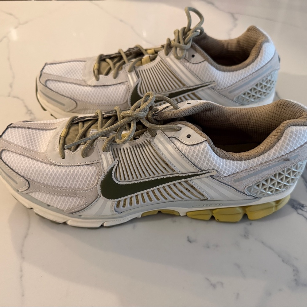 Nike Vomera olive and white mens shoes. Great condition